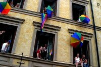 Photo d'immeuble pendant la Gay Pride suédoise