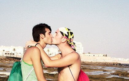 Photo de bisou gay sur la plage