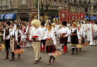 Photo d'un défilé en habits traditionnels